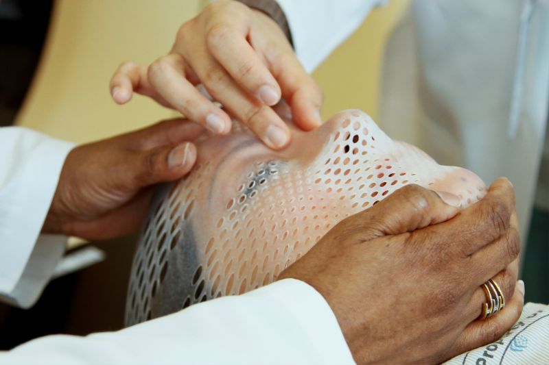 Médicos curando un rostro