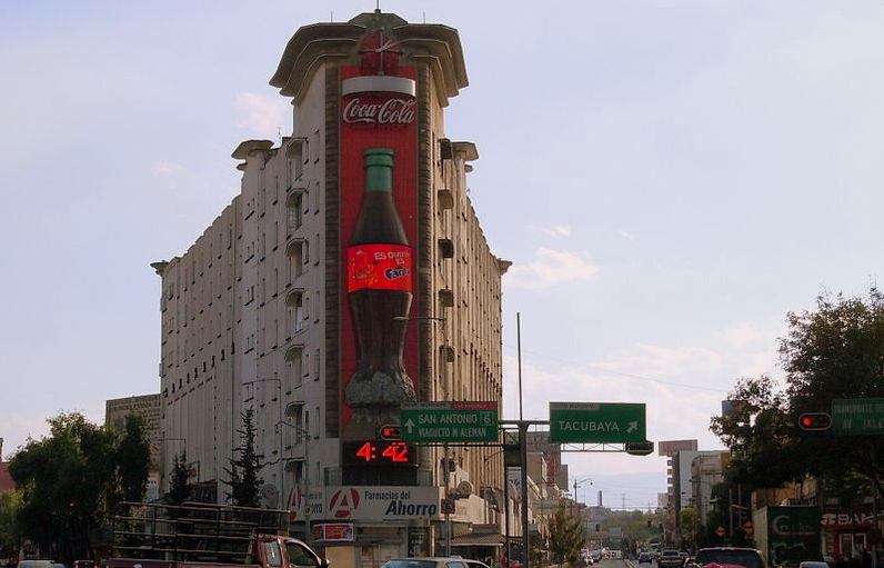 Edificio Ermita.

Photo: Matthew Rutledge on Wikimedia Commons.