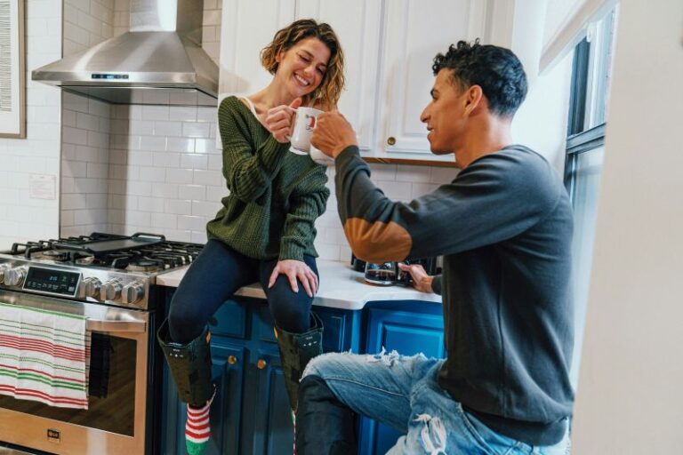 Pareja en la cocina.