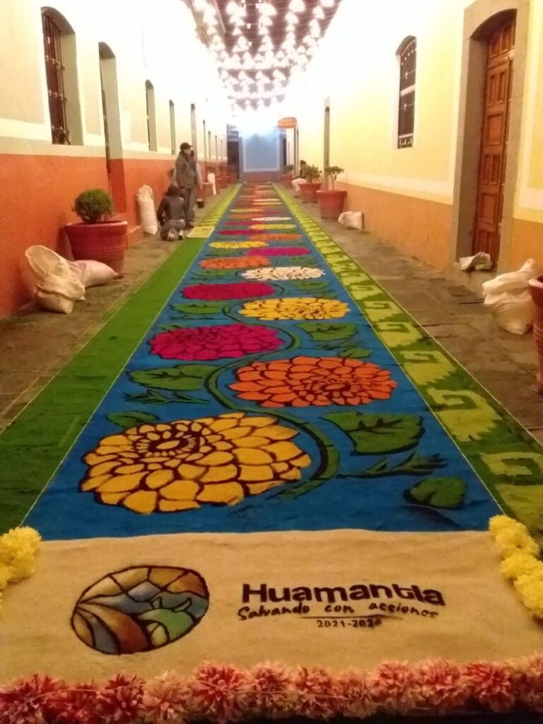 Tapetes de aserrín en Huamantla. 
Foto: Cortesía Secretaría de Turismo.