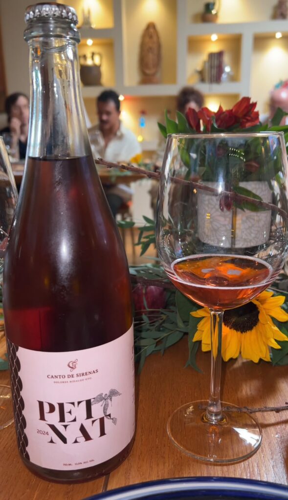 Botella de vino rosado Canto de Sirenas, un Pet Nat elaborado por la casa Arcángel.