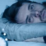 Hombre insomnio
