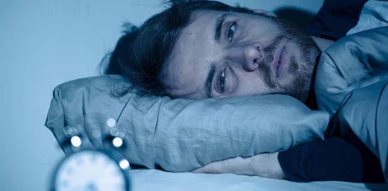 Hombre insomnio