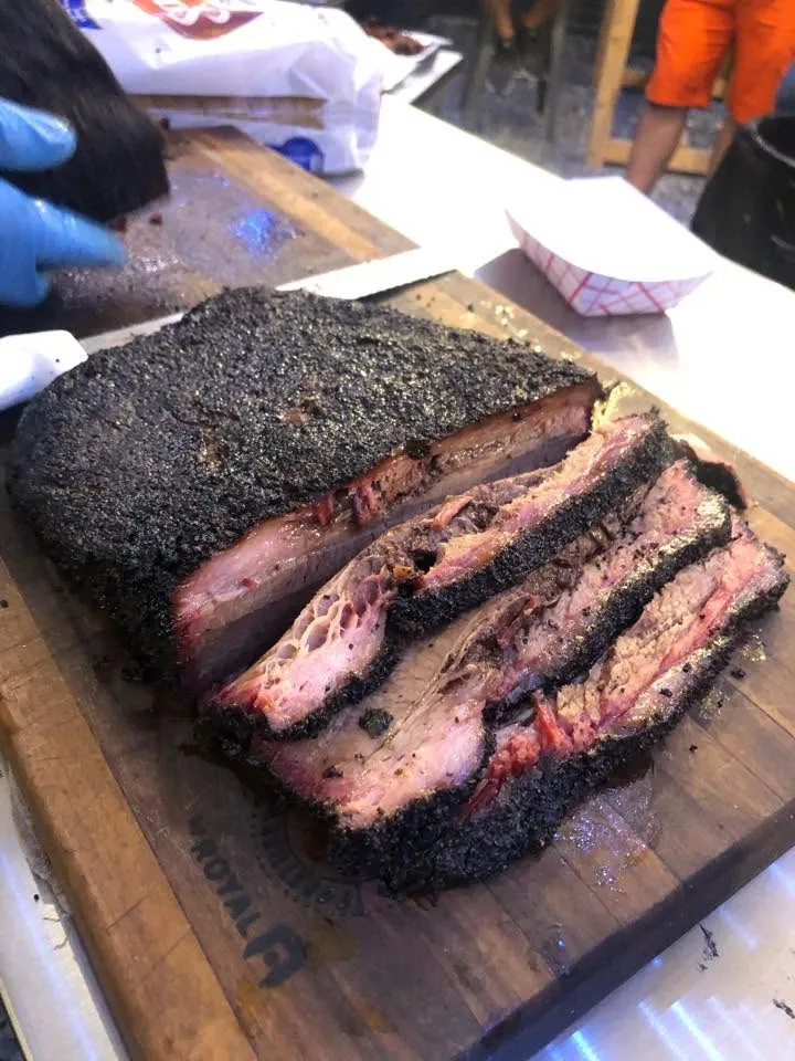 All Wood cumple seis años con humo, chefs invitados y sabores que solo estarán dos días
