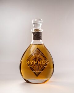 Casi cinco años en madera: así es el nuevo tequila de Kypros