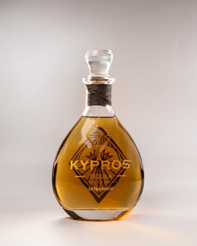 Casi cinco años en madera: así es el nuevo tequila de Kypros