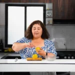 mujer cocina sobrepeso