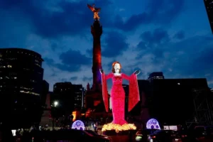 Reforma se ilumina con flores, color y tradición por el Día de Muertos