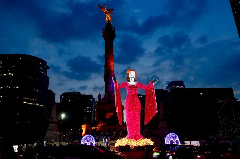 Reforma se ilumina con flores, color y tradición por el Día de Muertos