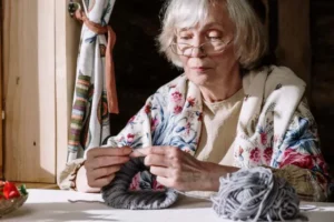 Grandmacore o el regreso de la cultura del hacer…¡vuelven las manualidades de la abuela!